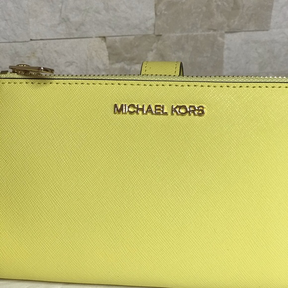 Michael Kors Jet Set Travel Wallet - Picture 2 of 9